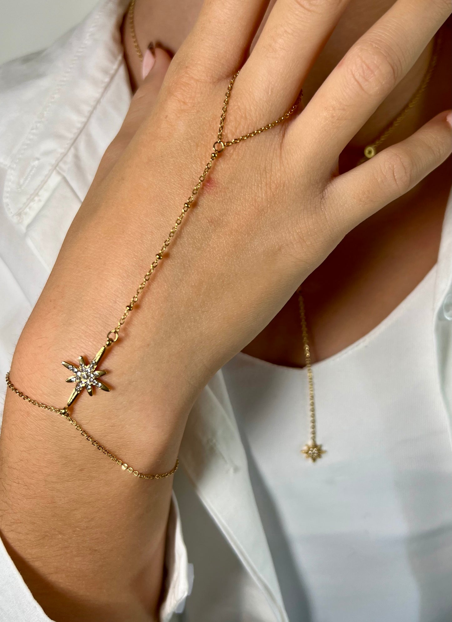 Chaîne de main étoile strass